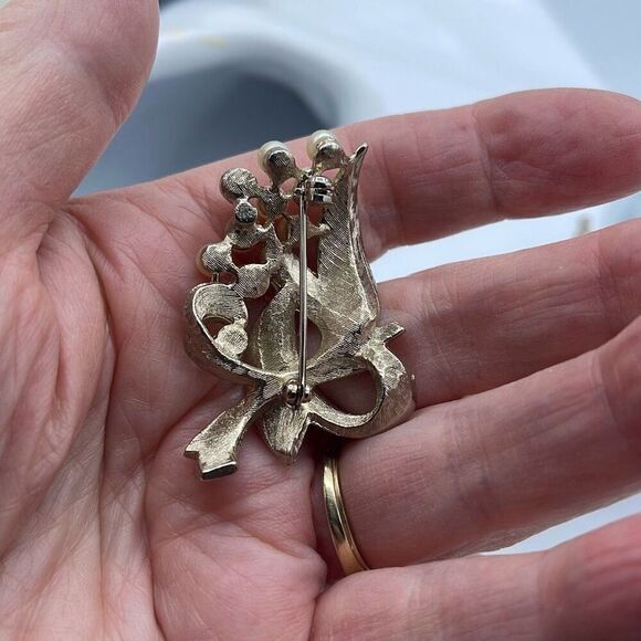 Vintage faux pearl brooch and clip earrings - Picture 3 of 8